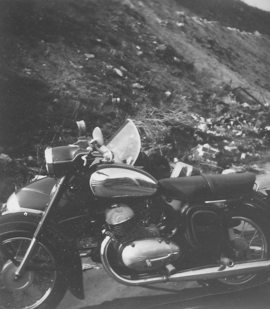 Motorrad von Rita Thomas alias Tommy vor Landschaft