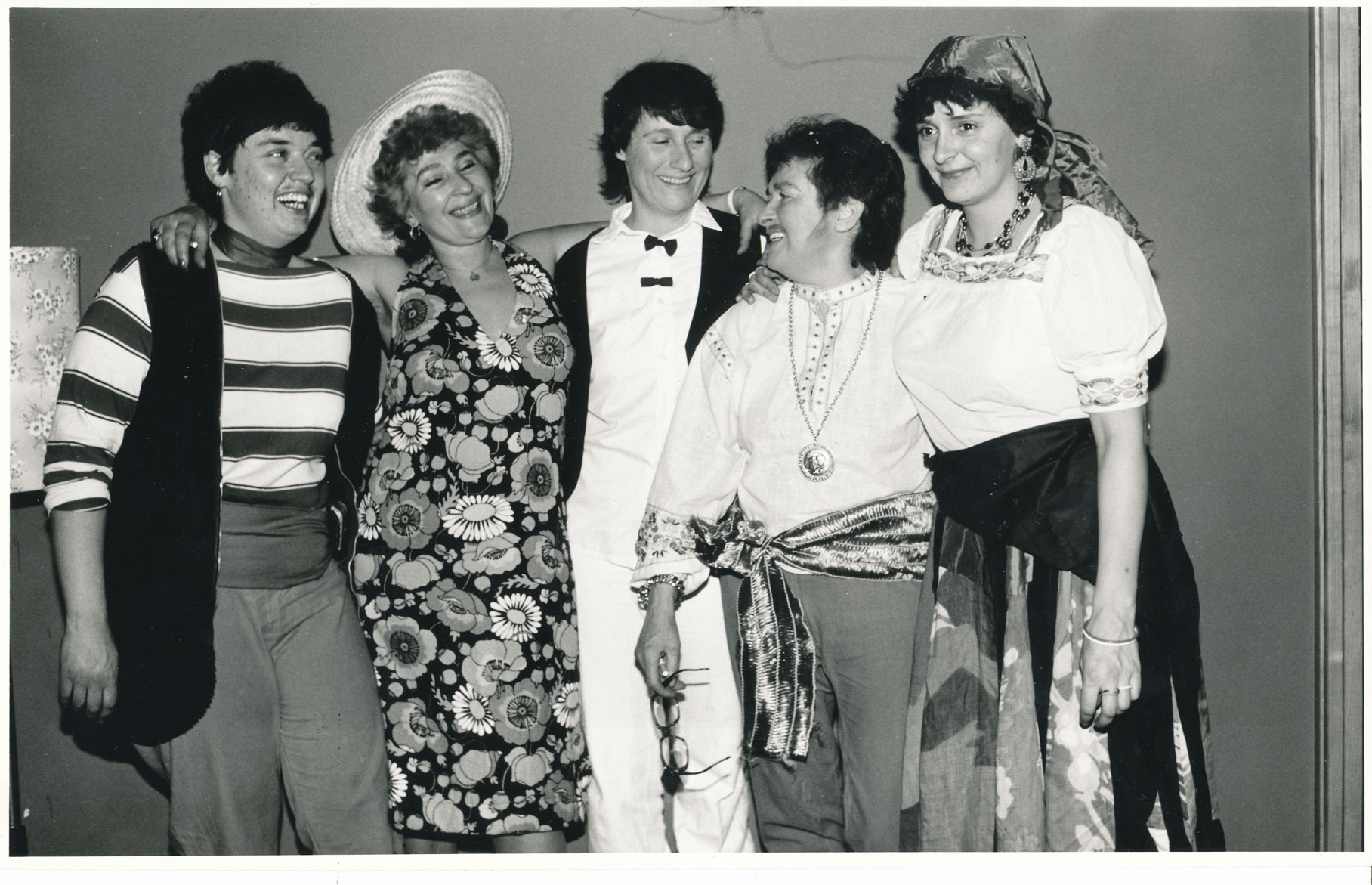 Gruppenfoto von fünf verkleideten Personen u.a. Tommy (2.v.r.); drei namentlich bekannte Personen, Tommy, unbekannte Person (r.)