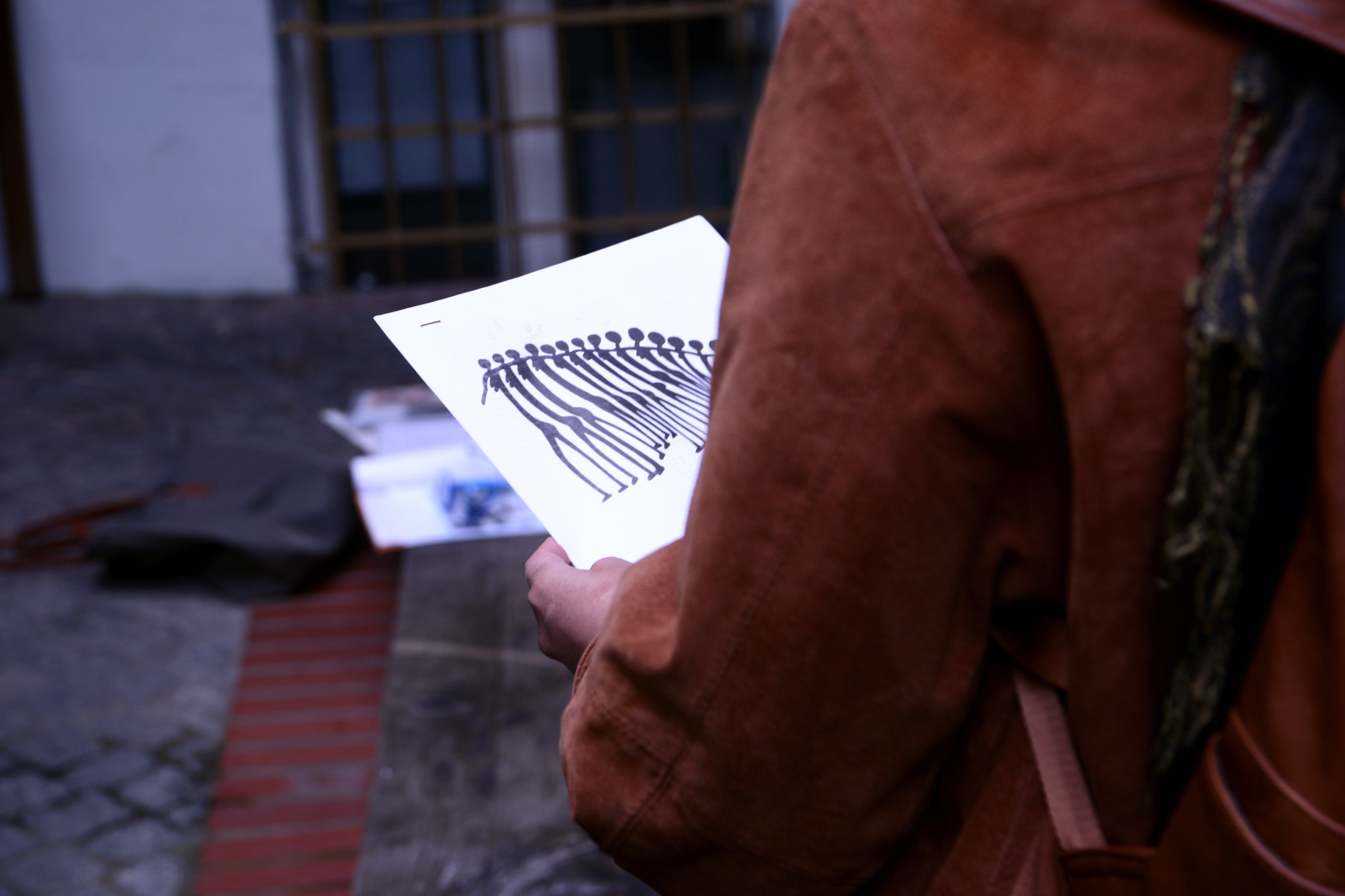 Aufruf zum ersten gemeinsamen Frauenkongress 1984 in den Händen einer Person.