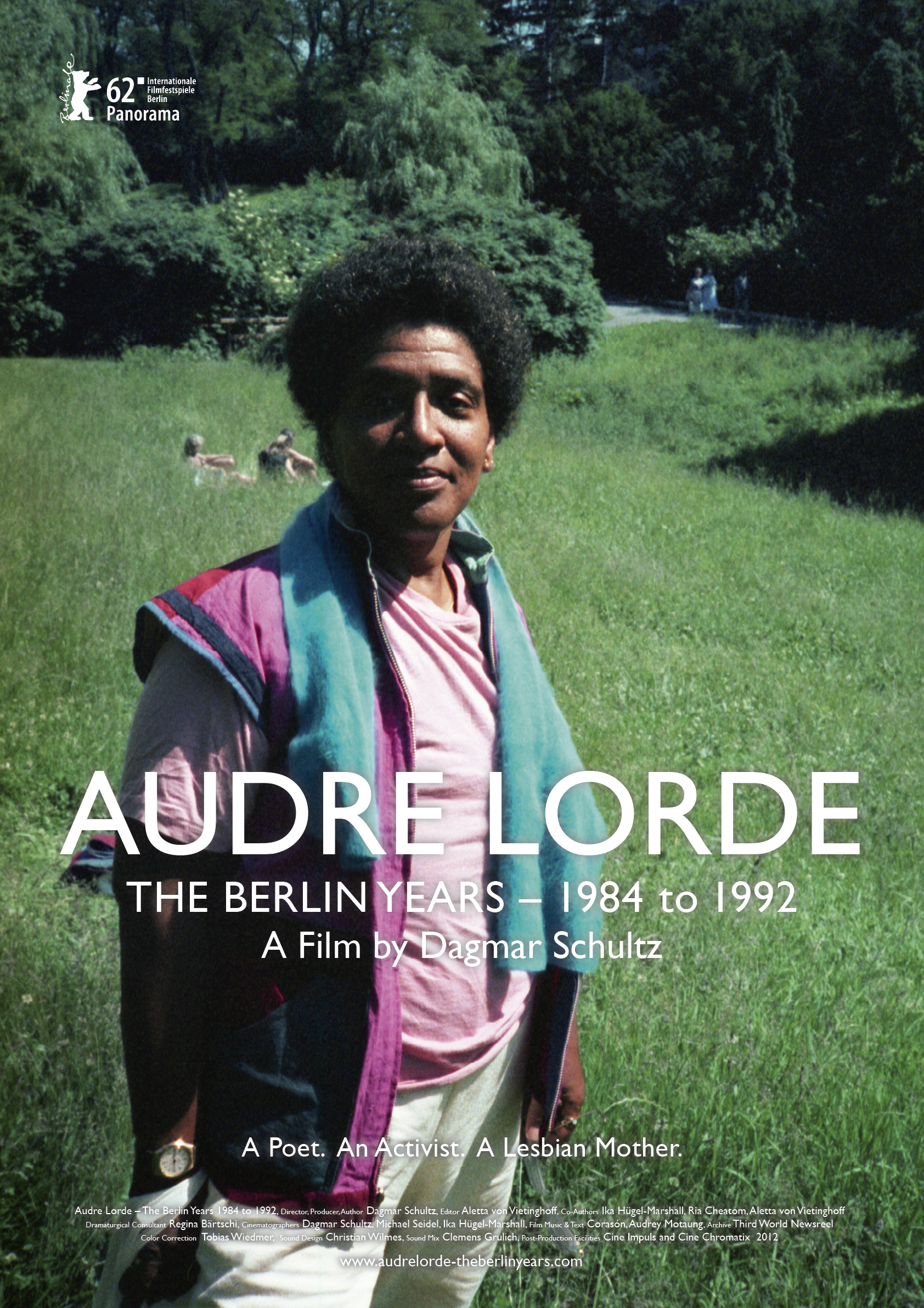 Plakat von den 62. Internationalen Filmfestspiele in Berlin mit dem Titel „Audre Lorde. The Berlin Years 1984 to 1992. A Film by Dagmar Schultz“ zeigt eine Porträtaufnahme von Audre Lorde im Park auf einer Wiese