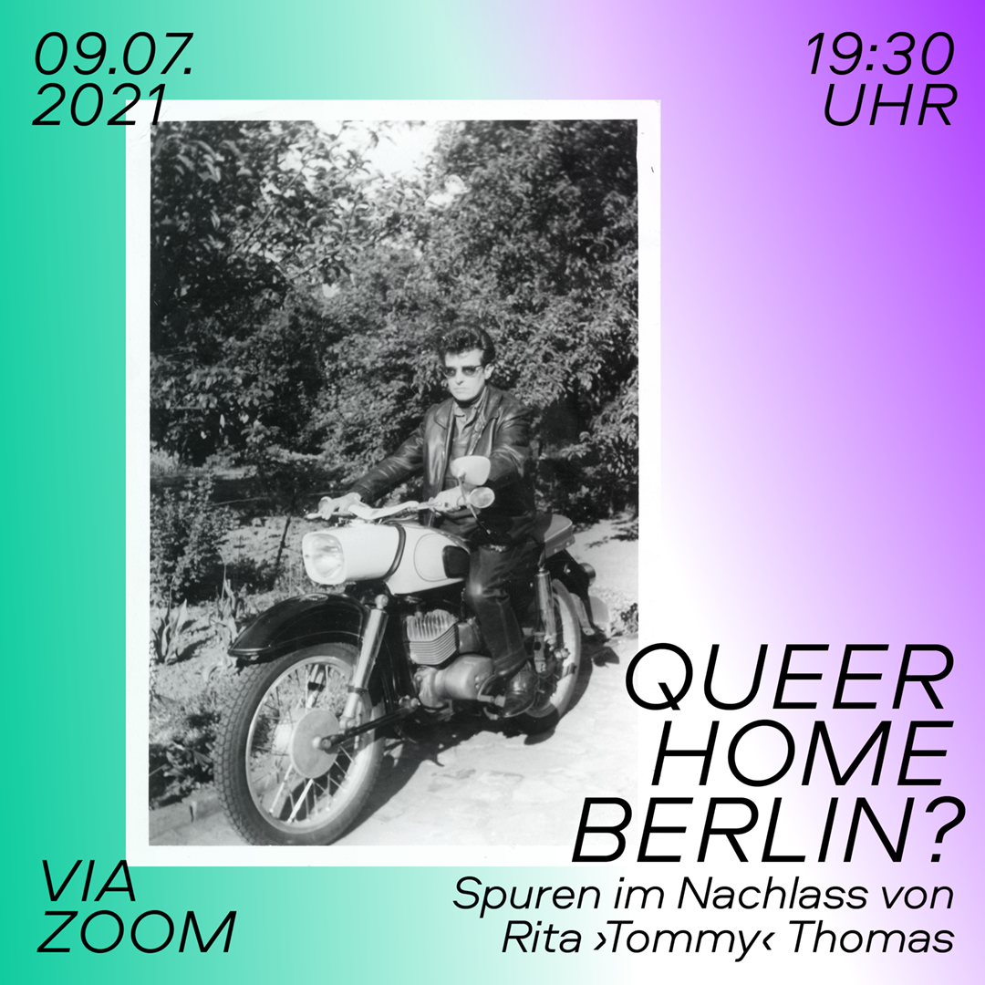 Rita Thomas alias Tommy sitzt auf ihrem Motorrad im an der Feldmannstraße liegenden Garten. Sie hat eine Lederjacke und eine Lederhose an und Sonnenbrille