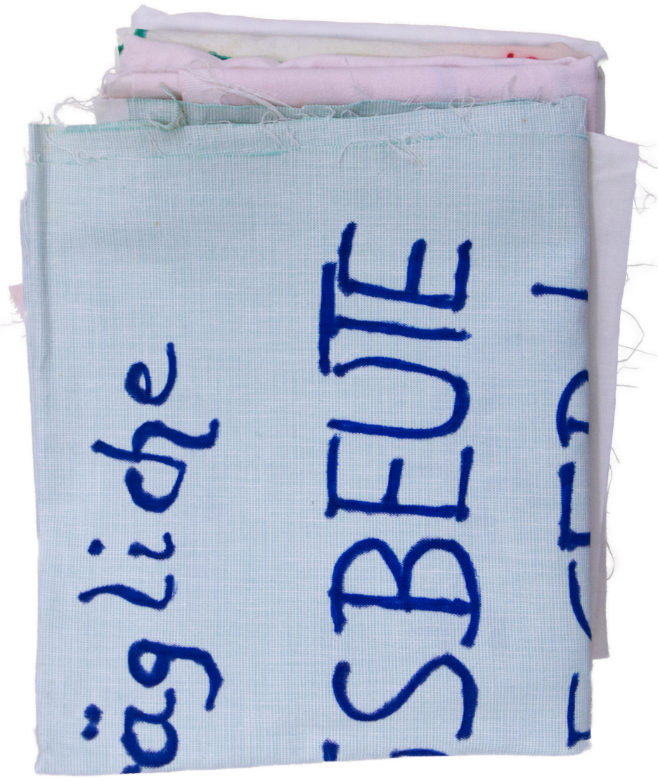 gefaltete Transparente mit blauen Buchstaben aus dem Bestand von Friedburg Thiele