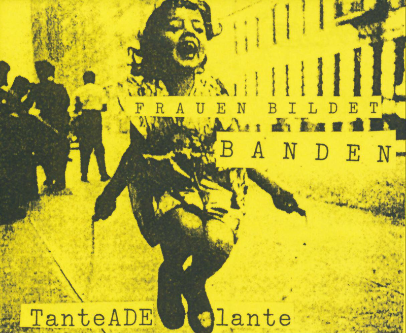 Gelber Grund, schwarze Zeichnung und Schrift, im Vordergrund Mädchen mit Springseil, im Hintergrund Männergruppe und Häuserfront, rechts in der Mitte, über das Bild laufender Schriftzug FRAUEN BILDET BANDEN, an der Unterkante versetzt angeordneter Schriftzug „TanteADE lante“