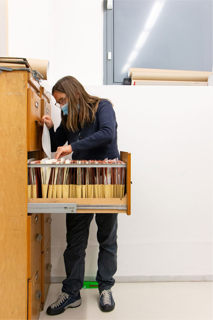 Dagmar Nöldge bei der Arbeit am Fotobestand