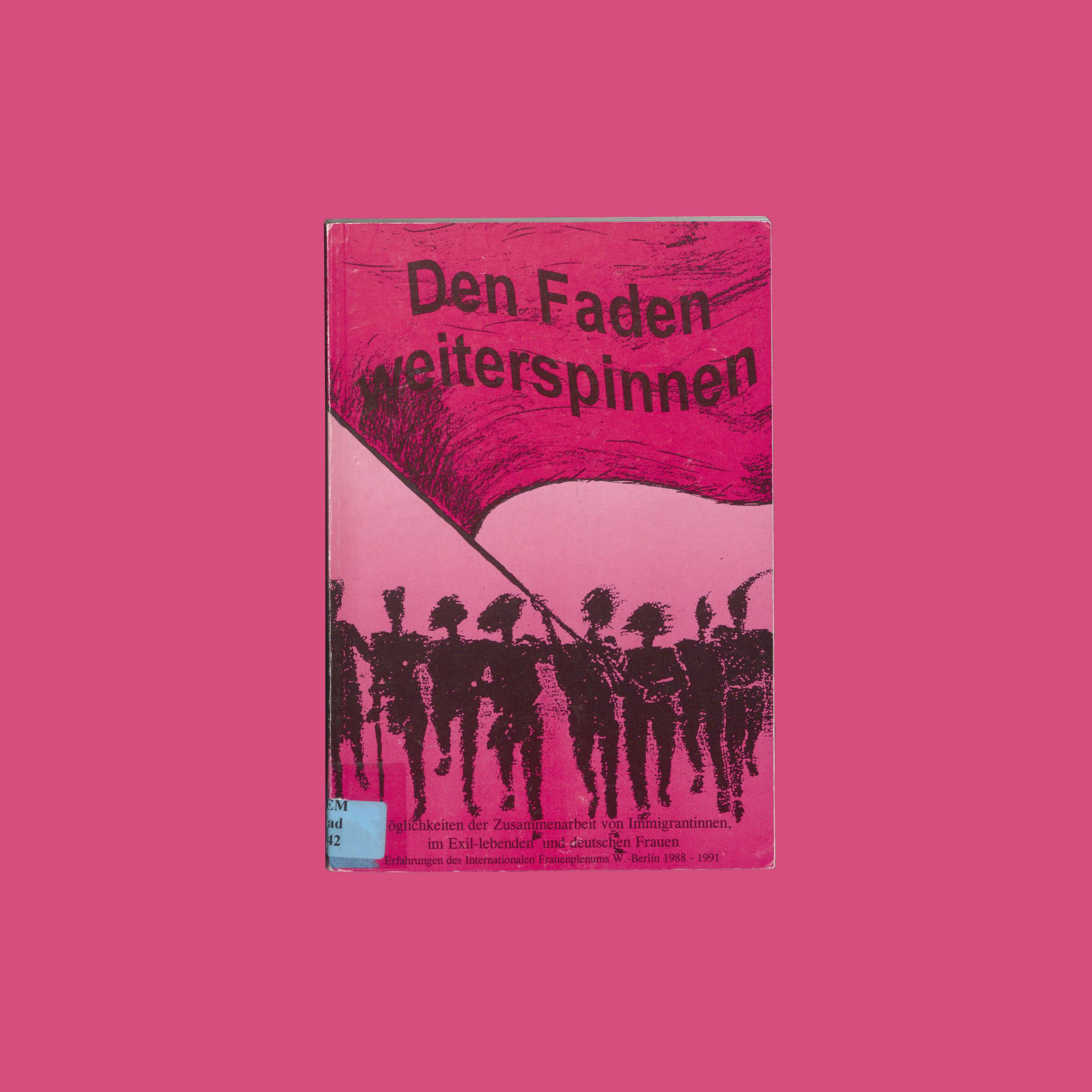 Cover der rosafarbenen Broschüre zeigt acht schwarz gezeichnete Figuren, die eine Fahne schwenken