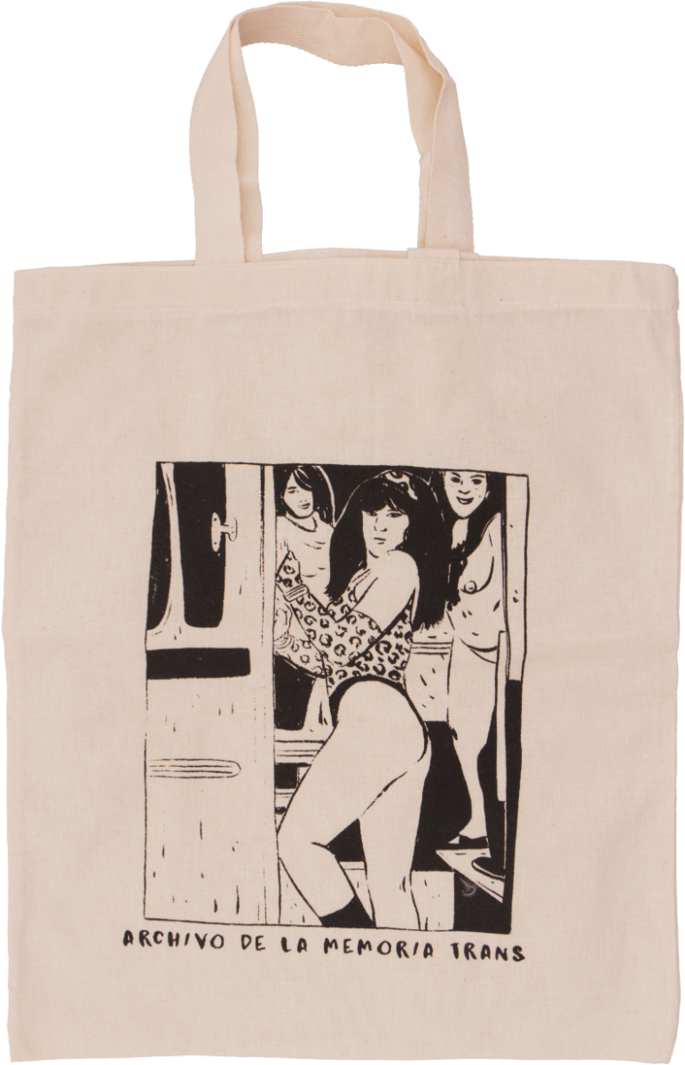 schwarze Schrift und Grafik auf hellem Jutebeutel zeigt drei Frauen mit langen Haaren zum Teil unbekleidet hinter geöffneter Fahrzeugtür