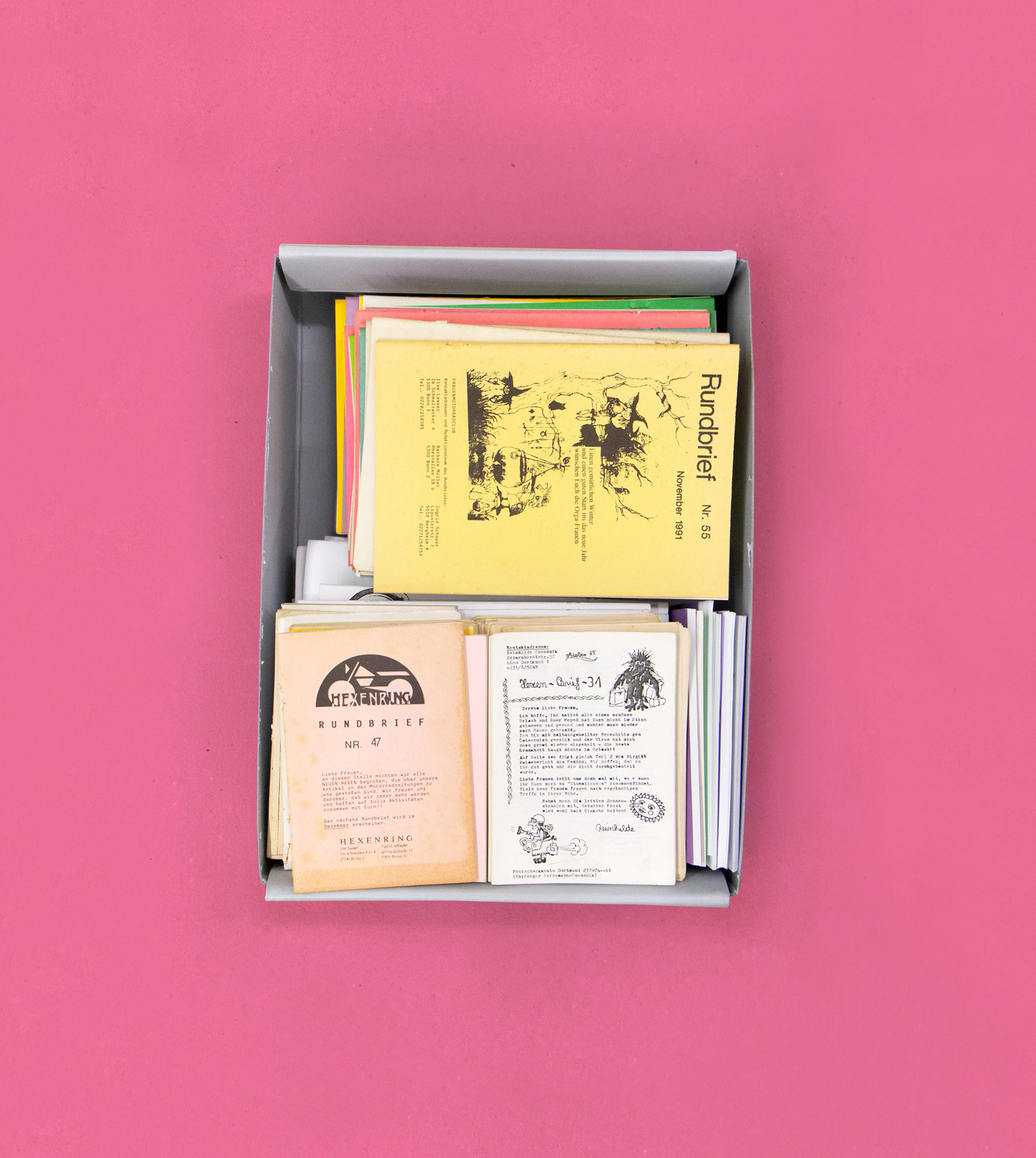 geöffneter Archivkarton gefüllt mit gestapelten Ausgaben der Rundbriefe
