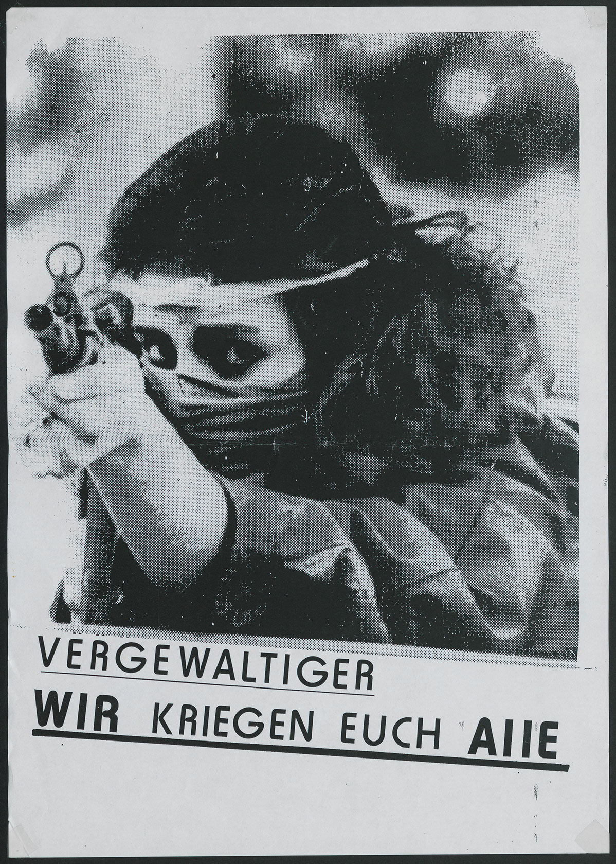 Bild einer bewaffneten Frau vor weißem Hintergrund