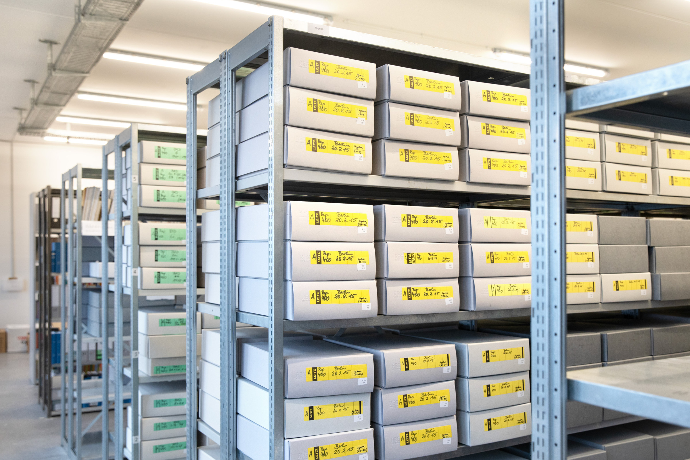 Zu sehen ist ein Magazinregal mit Archivkisten
