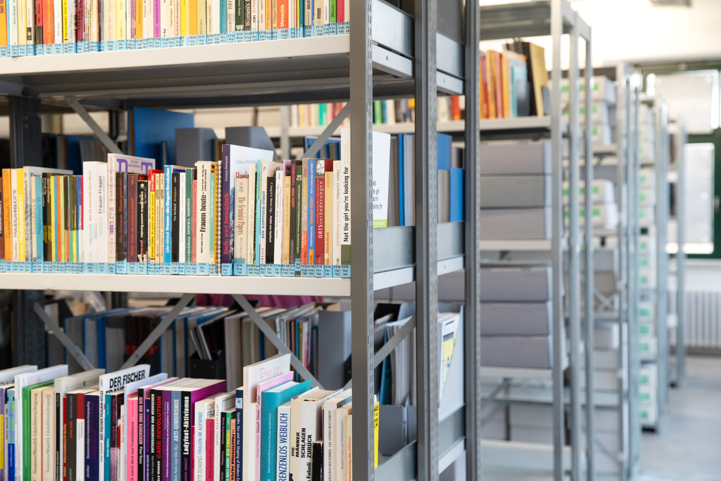 Archivregal mit Büchern