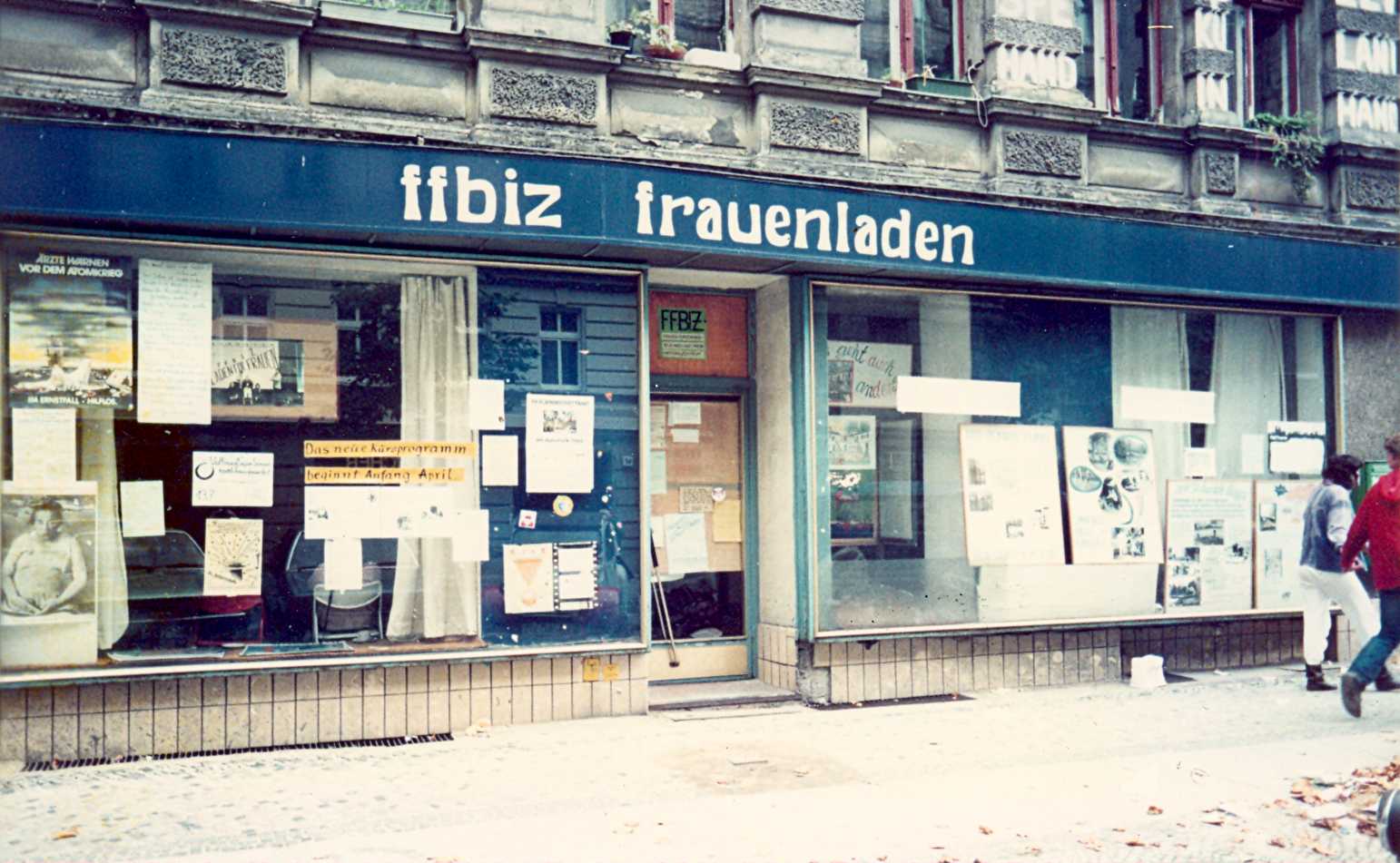 Renovierte Fassade des Erdgeschoss-Ladens mit blauem Schild ffbiz frauenladen über plakatierten Schaufensterscheiben