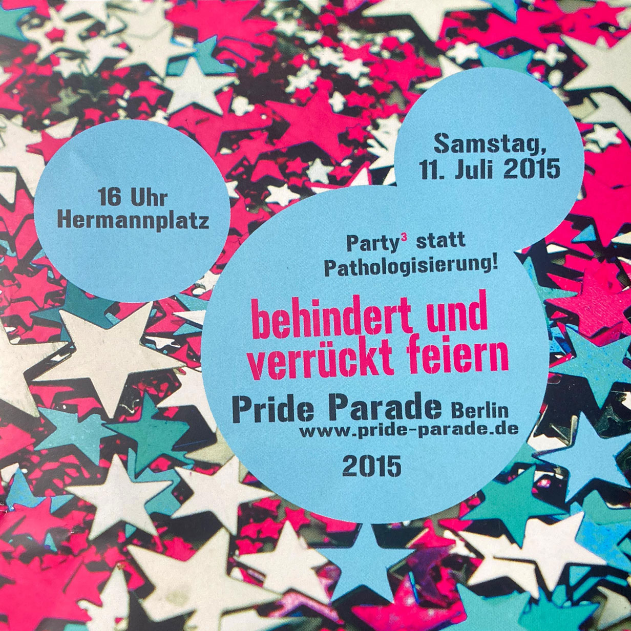 zahlreiche blaue, rote und weiße Sterne als Hintergrund; Informationen zur Veranstaltung in runden blauen Farbflächen