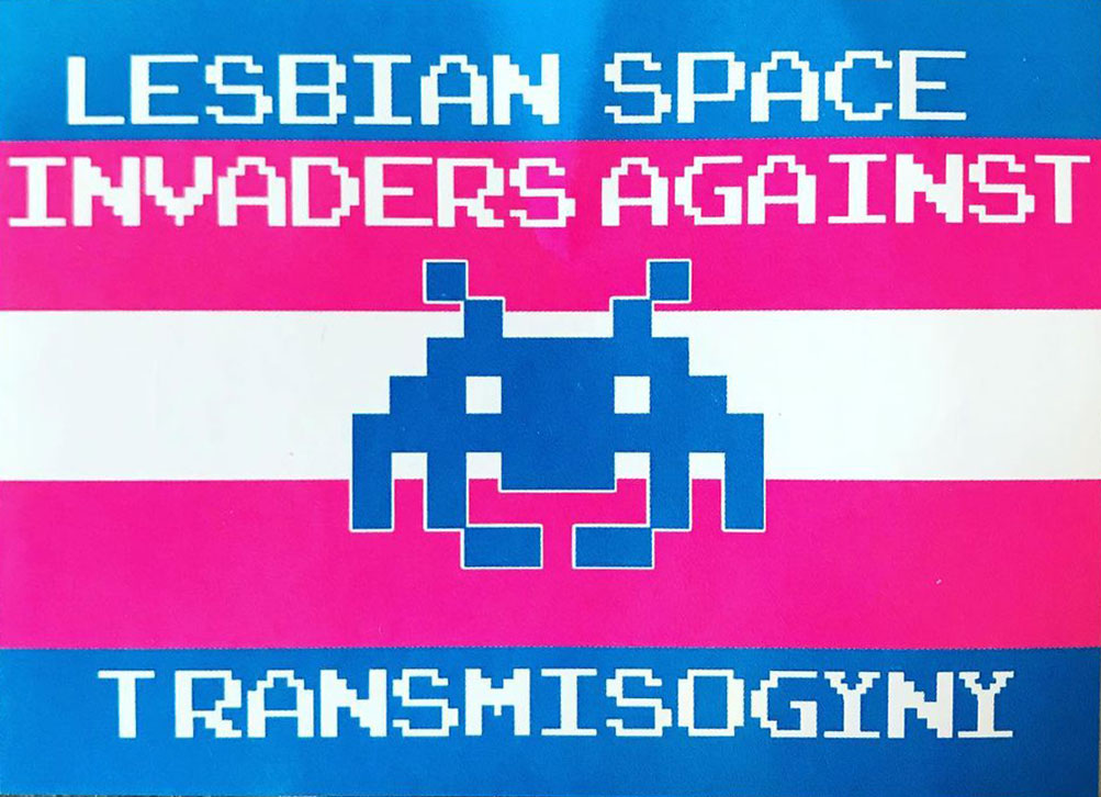 weiße Schrift auf blau, pink und weißen Querstreifen; blaue Graphik in der Mitte