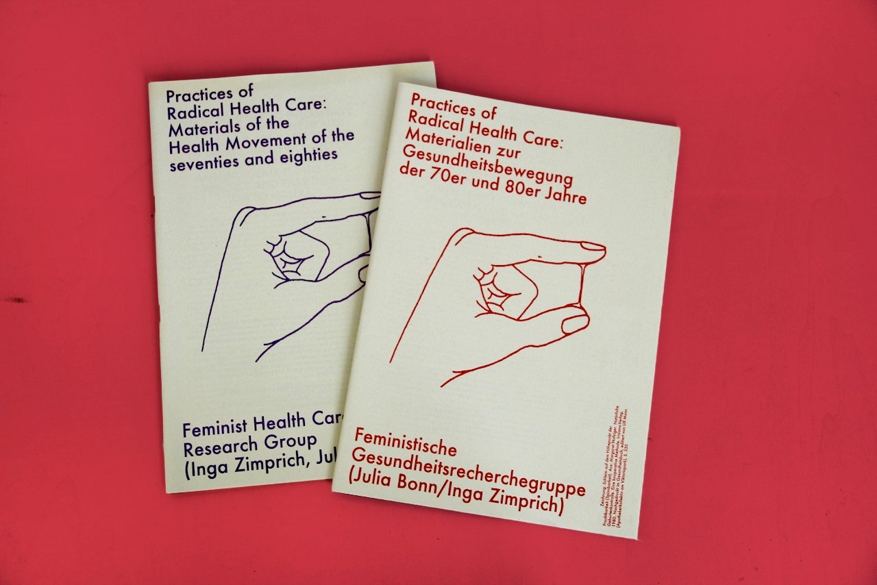 zwei Cover der Publikation in englischer und deutscher Sprache in blauer und roter Schrift; Graphik zeigt eine Hand mit einem Schleimfaden zwischen den Fingern